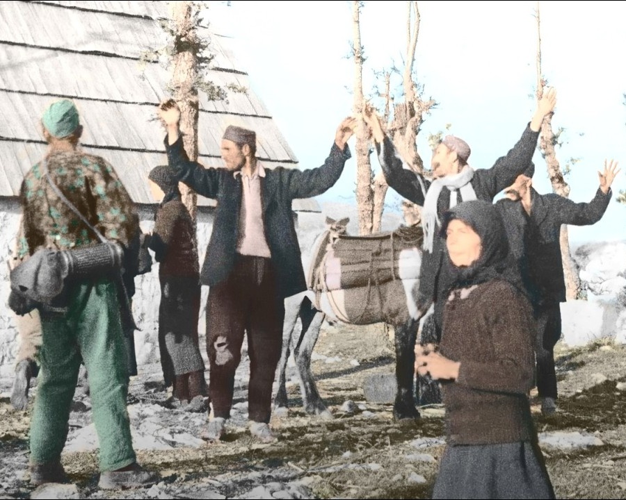 Tausende Nazis wurden nackt ausgezogen und erschossen, weil sie 690 Serben bei lebendigem Leib verbrannt hatten.  DD