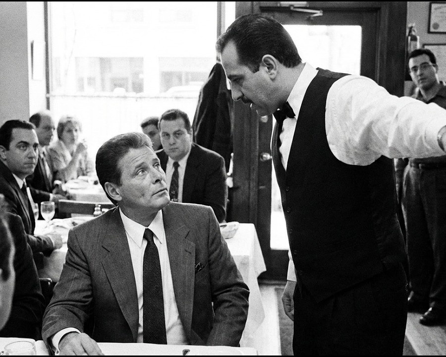 Der Kellner weigerte sich, Sammy den Bullen zu bedienen – 10 Minuten später passiert Folgendes.  DD