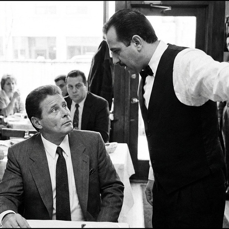 Der Kellner weigerte sich, Sammy den Bullen zu bedienen – 10 Minuten später passiert Folgendes.  DD