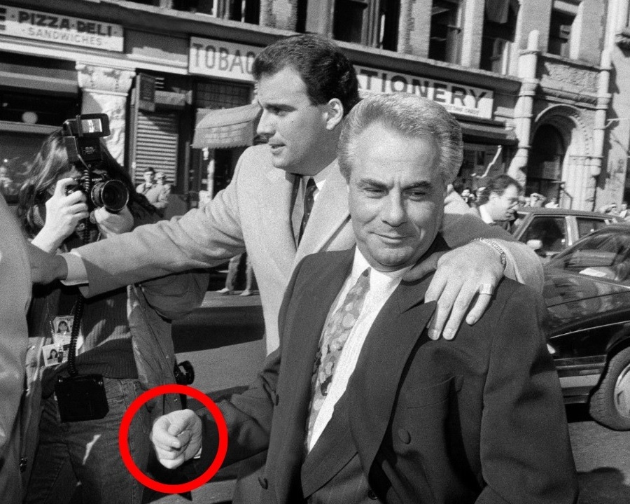 Nach dem Tod von Paul Castellano gibt die Mafia einen Mordanschlag auf John Gotti in Auftrag, doch dieser rettet sich selbst durch…