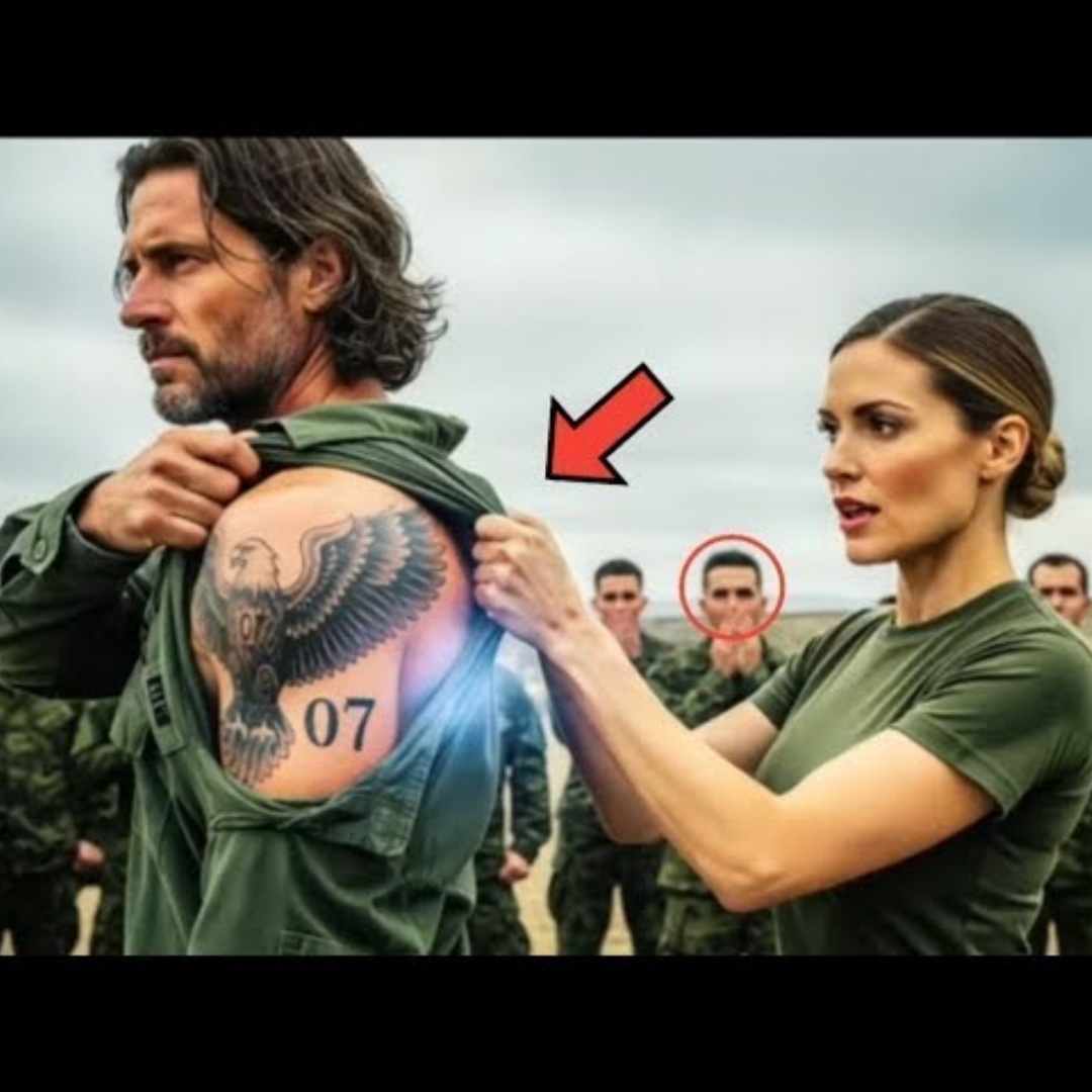 17 Soldaten lachten über einen alleinerziehenden Veteranen – bis die Kommandantin sein Tattoo sah…