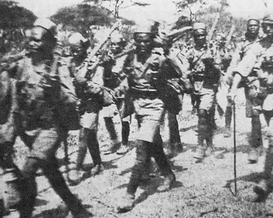 Sie nahmen einen Aborigine-Fährtenleser der SASR gefangen – 2 Stunden später wurde ein ganzer VC-Zug dabei beobachtet, wie er Bäume „schmückte“.   DD