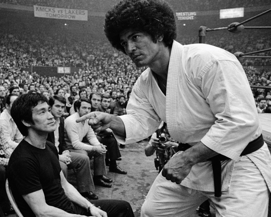 Karate-Champion Mike Stone sagte: „Schlagt mich mit voller Wucht, ich kämpfe weiter“ – Stone konnte nicht standhalten  DD