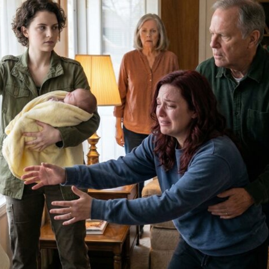 Ich betrat mit meinem Neugeborenen im Arm das Haus meiner Eltern, als meine Schwester sie mir entriss. Meine Eltern zuckten nicht einmal mit der Wimper. „Schreib das Haus und das Auto auf deine Schwester. Sofort.“ Ich lachte schwach. „Bitte … ich habe doch gerade erst ein Baby bekommen.“ Meine Schwester beugte sich zu mir, ihre Stimme scharf. „Erst die Eintragung – sonst fliegt das Baby aus dem Fenster.“ Ich stürzte mich nach vorn. Mein Vater hielt meine Arme hinter meinem Rücken fest. Und dann überschritt meine Schwester eine Grenze, die niemand je wieder auslöschen könnte. In diesem Moment …