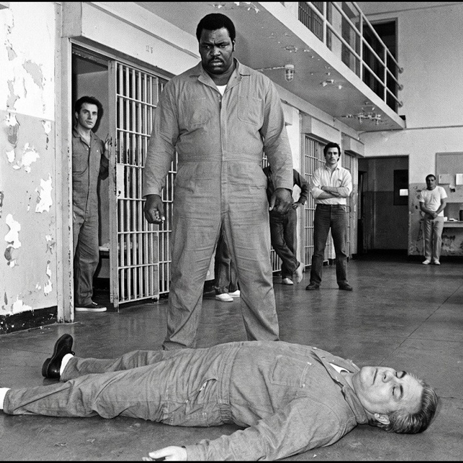 Schwarzer Häftling verprügelt John Gotti – doch dann folgt eine Katastrophe.  DD