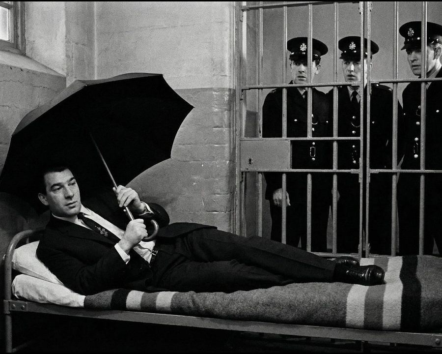 Polizisten versuchten, Ronnie Kray zu verprügeln – was dann geschah, schockierte alle.  DD