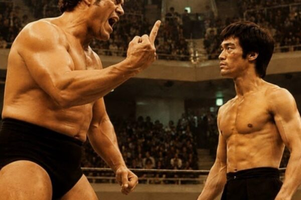 Ein 227 kg schwerer Riese demütigte Bruce Lee live – 10 Sekunden später verstummten 22.000 Menschen.